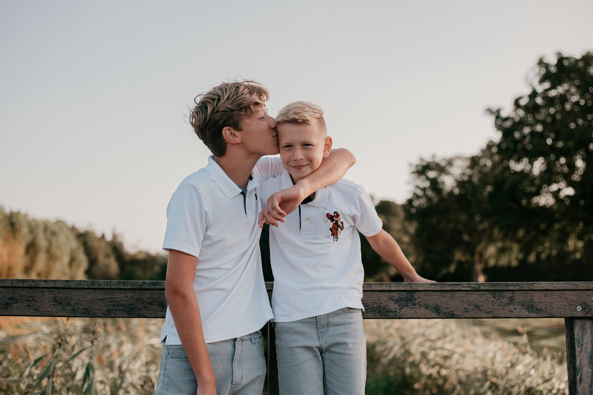 familieshoot-bij-water-golden-hour-emotie-Leukfotografie-8