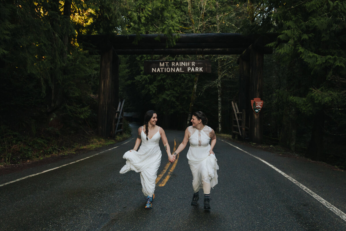 Marissa-Solini-Photography-Mount-Rainier-Snowshoe-Elopement-Julie&Gina-26