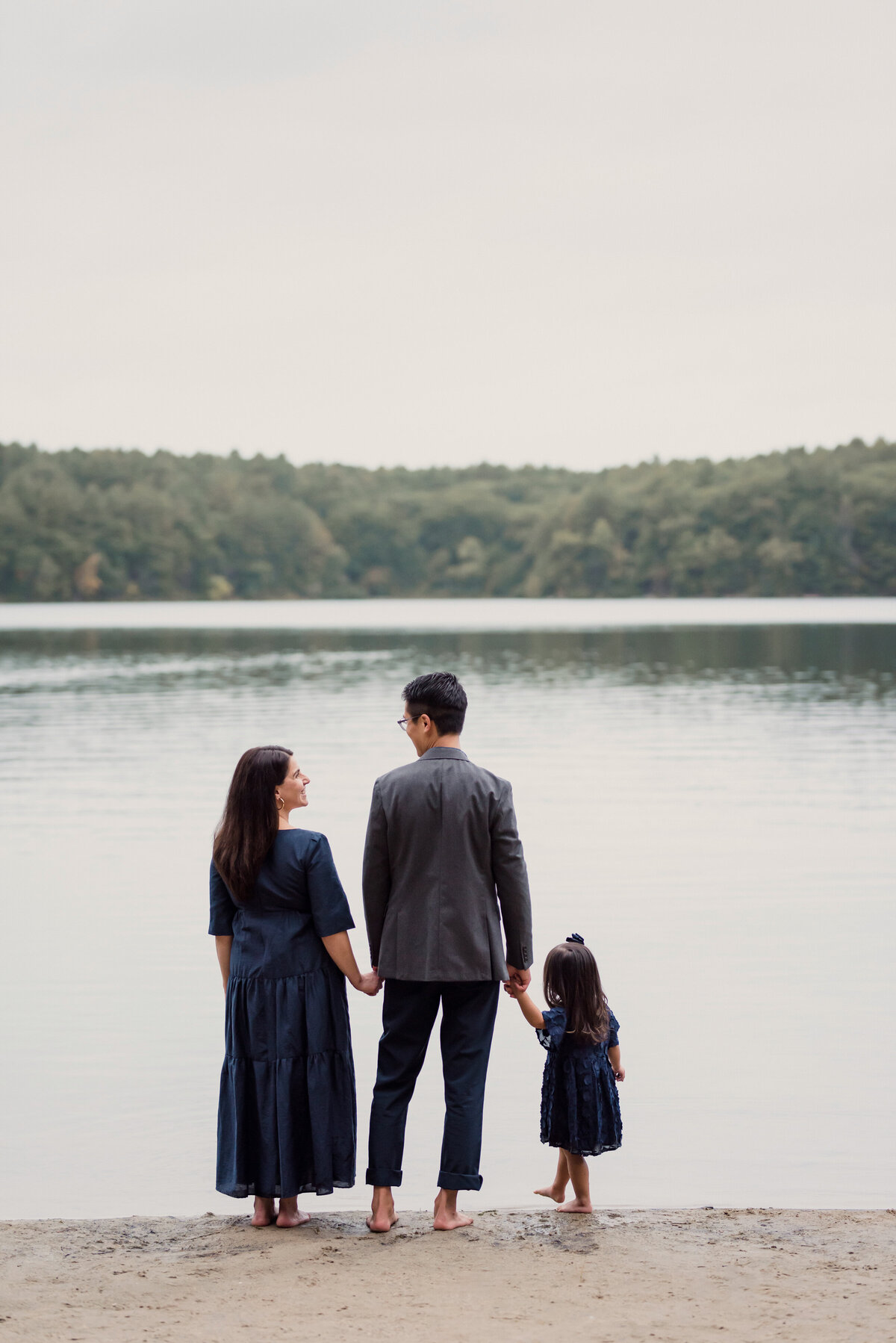 boston-portrait-photographer-family-portraits-water-lake-pond-outdoor-portraits-walden-pond