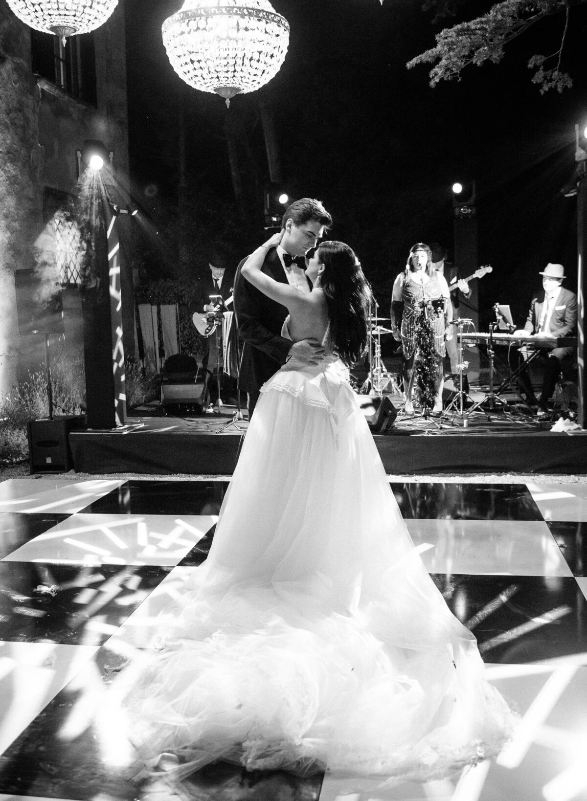 51-Tuscany-wedding-Villa-di-Ulignano-first-dance-Alexandra-Vonk-photography