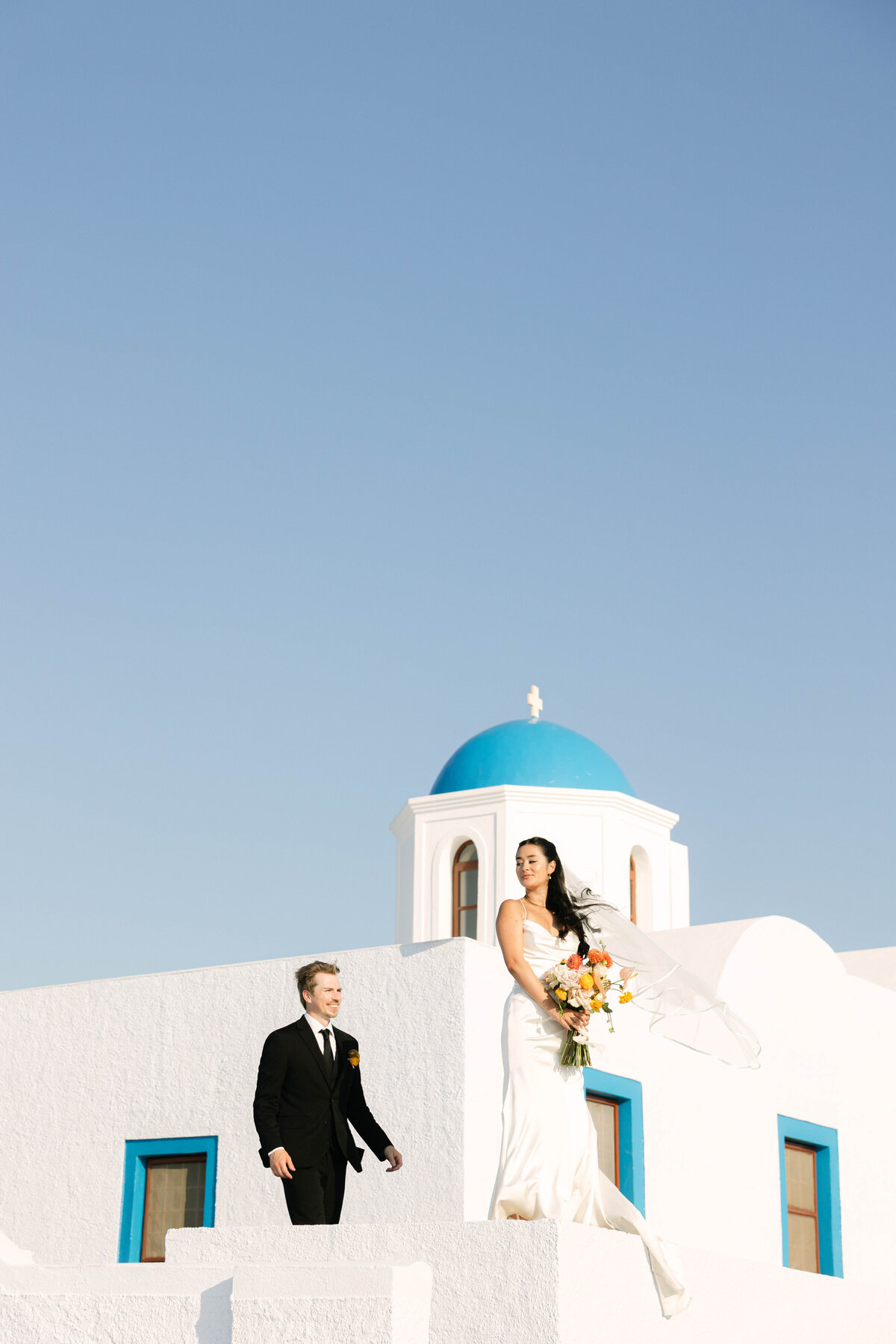 A timeless and elegant bride and groom captured on their luxury wedding day in Milwaukee, Wisconsin, exuding sophistication and romance.