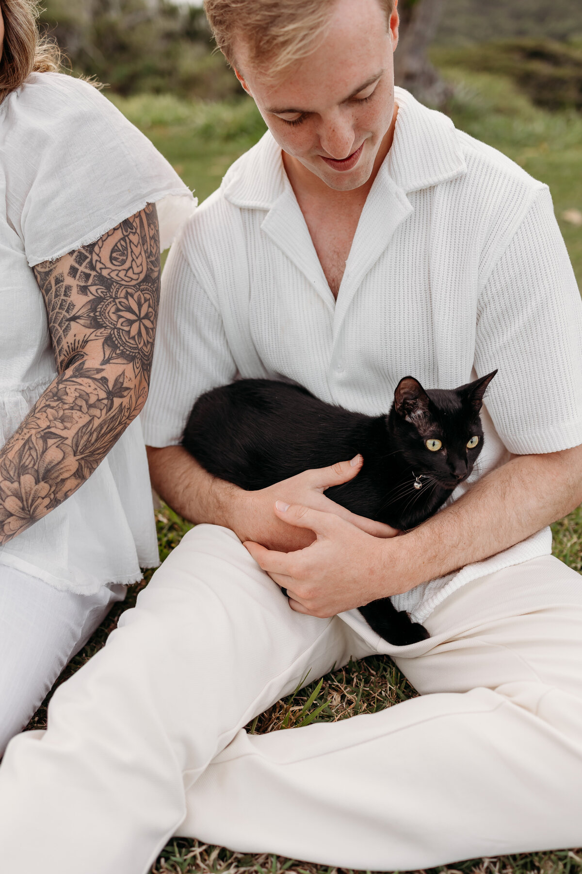 kualoa-beach-park-couples-photoshoot-with-cats-32