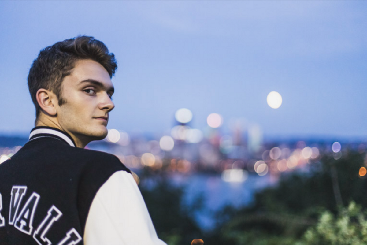boys-senior-photos-overlooks-pittsburgh-night