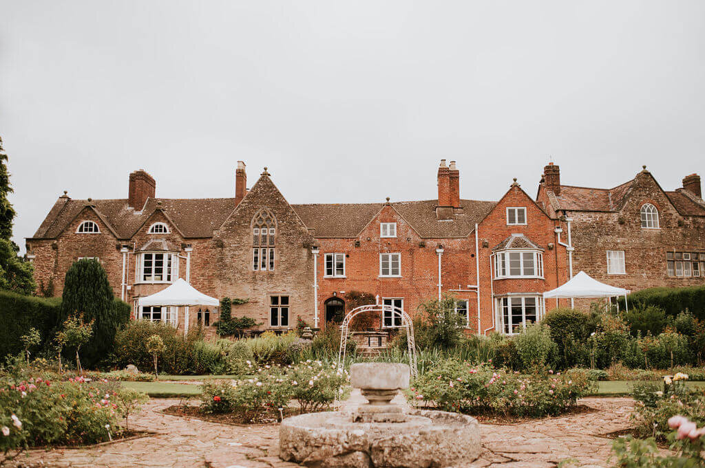 Issy-and-Bella-Floral-Design-Wedding-Florist-Herefordshire-Broadfield-Court-j&N3