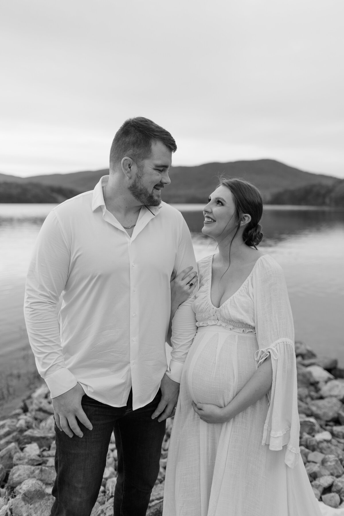 Documentary-Maternity-Session-at-Carvins-Cove-RJ-24