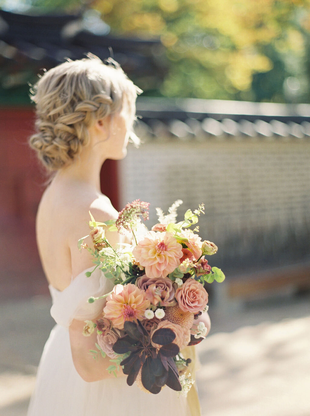 sideview of bride holding bouquet in seoul