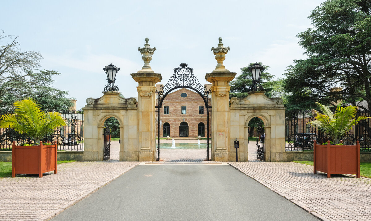 entrance of the jasna polana wedding venue