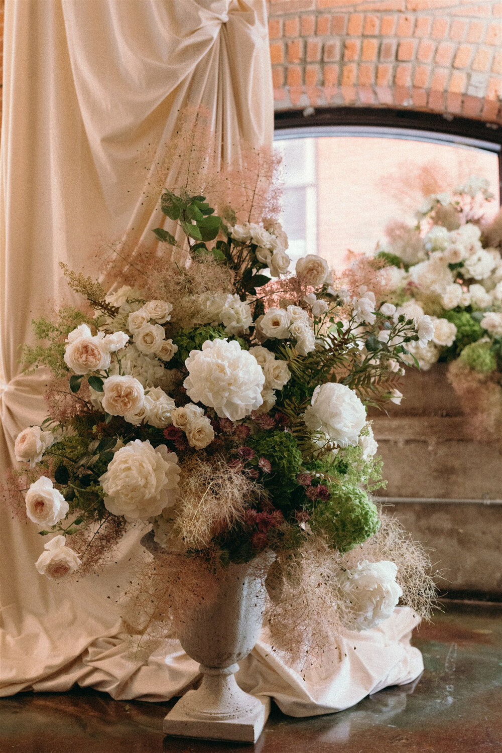 romantic-modern-wedding-ceremony-entrepots-dominion