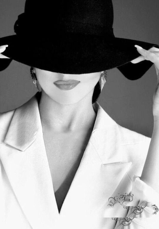 Confident woman in a coaching session—building clarity, self-worth, and a personalized strategy for dating with intention.