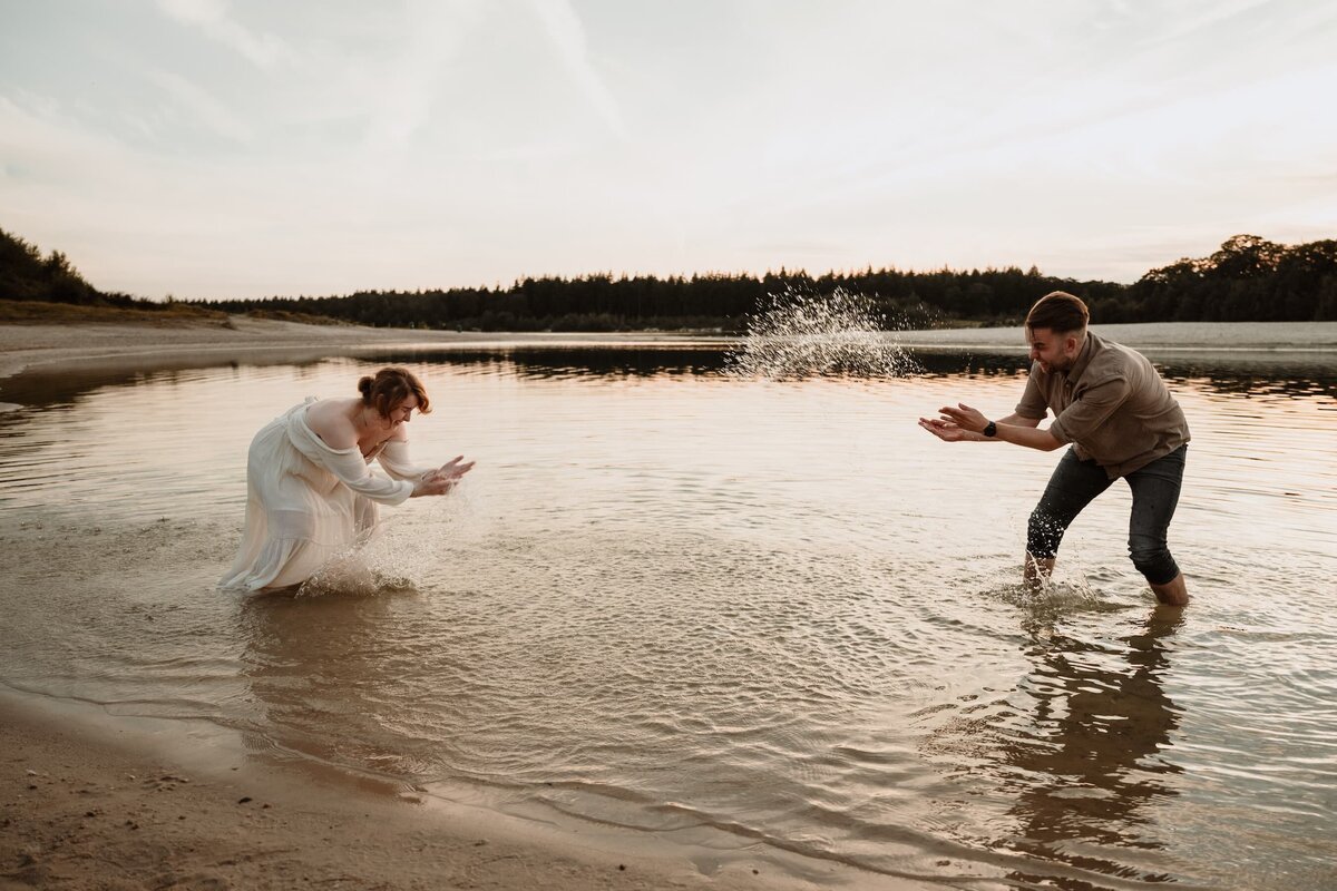 koppel spelend in water