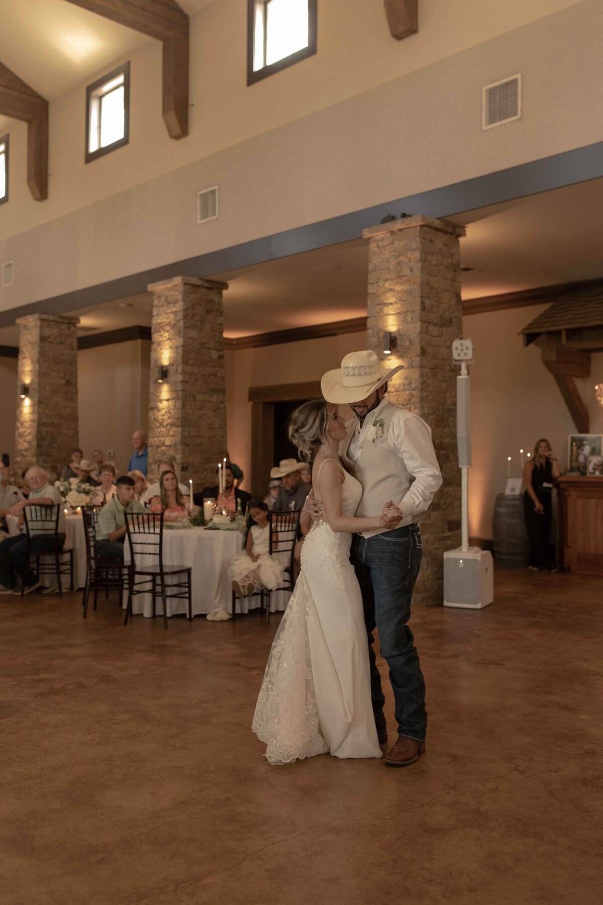 Dakota&Hope'sSneakPeeks-courtneyagaryphotography-44