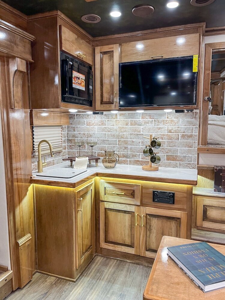 luxury-living-quarter-horse-trailers-trail-boss-conversions-kitchens-6