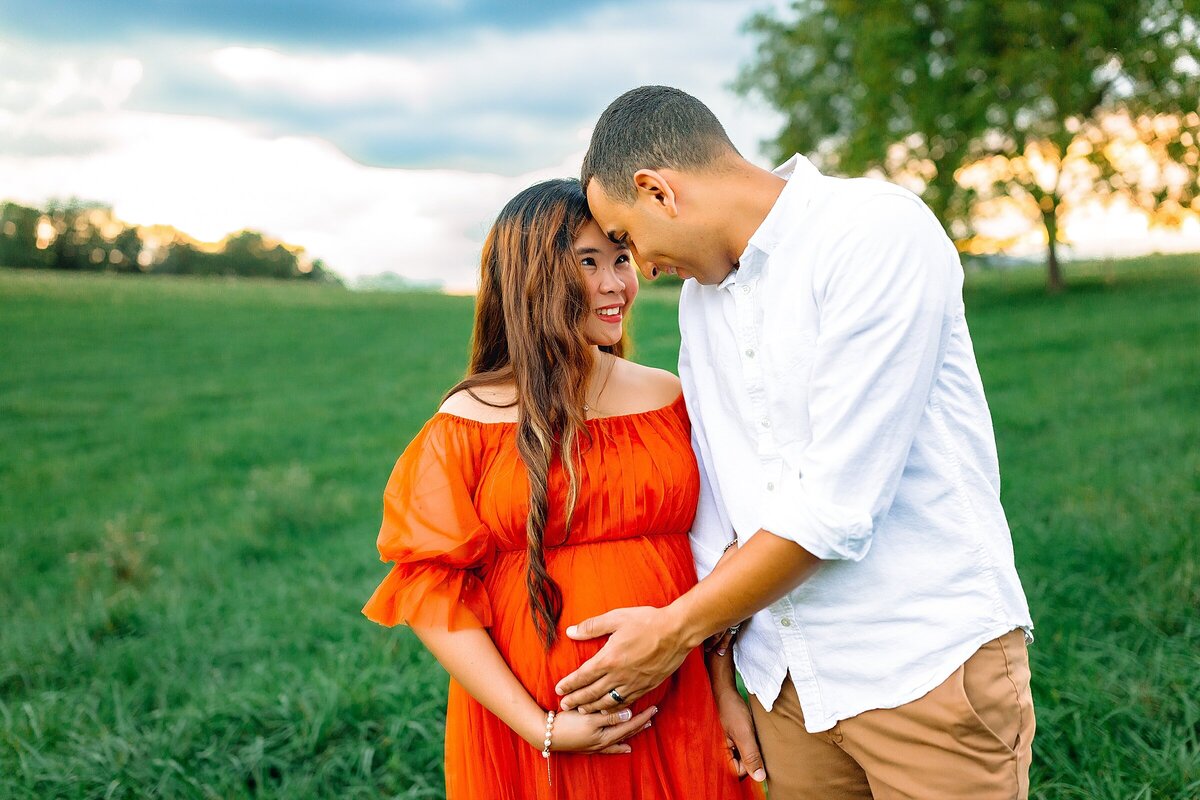 mom and dad at maternity portraits