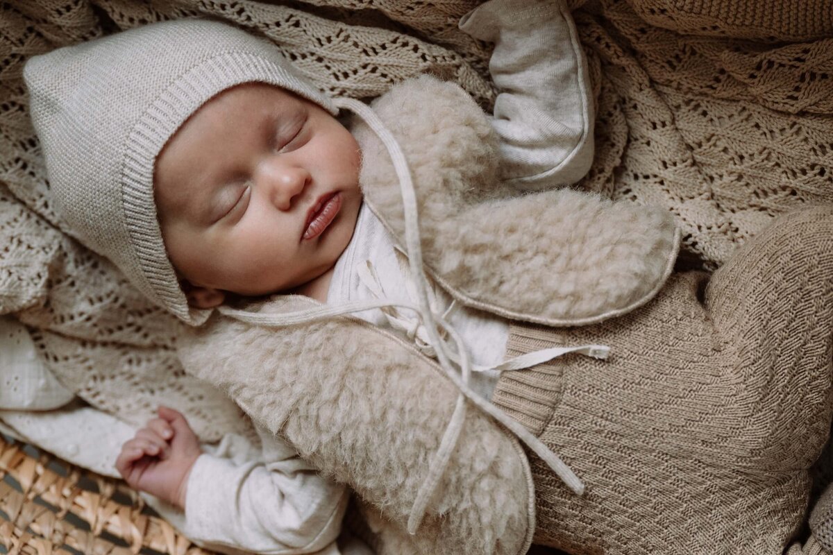 baby tijdens newbornshoot door fotograaf Eline Hemelt