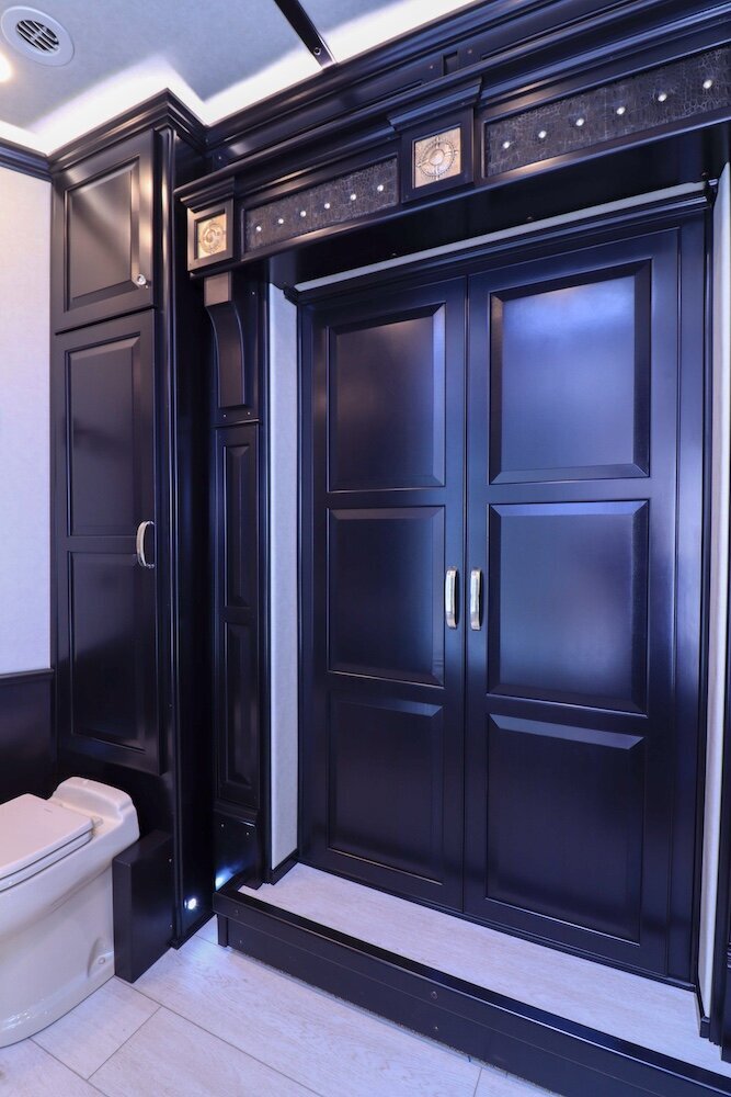 luxury-living-quarter-horse-trailers-trail-boss-conversions-bathrooms-5