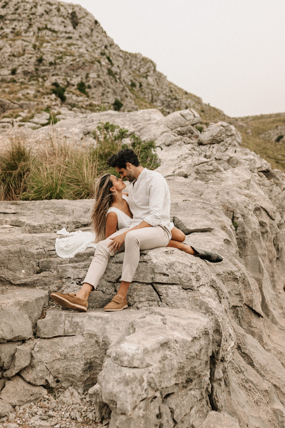 Brautpaar auf einem Felsen im Tramuntana Gebirgen auf Mallorca