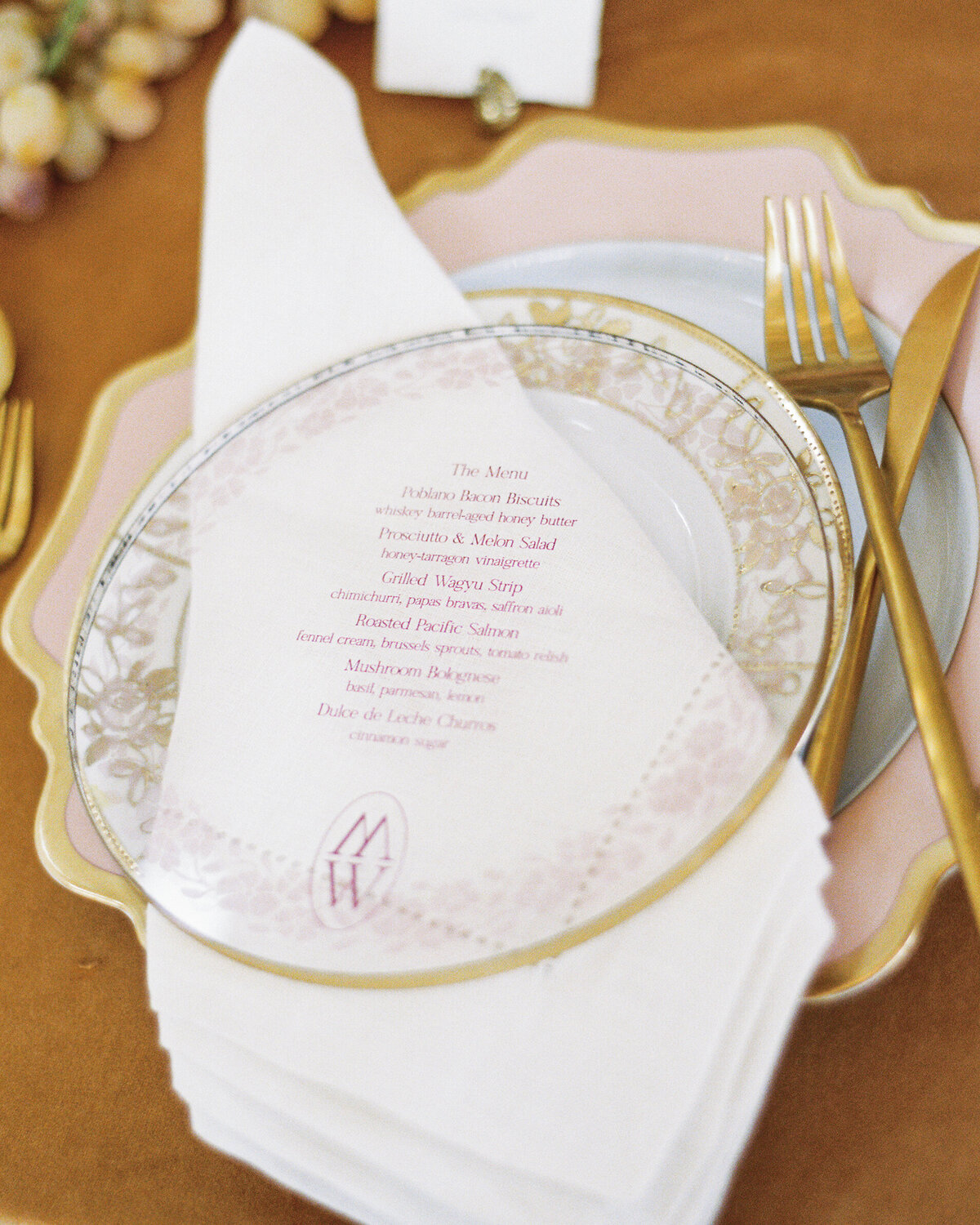 Table setting eith romantic touches