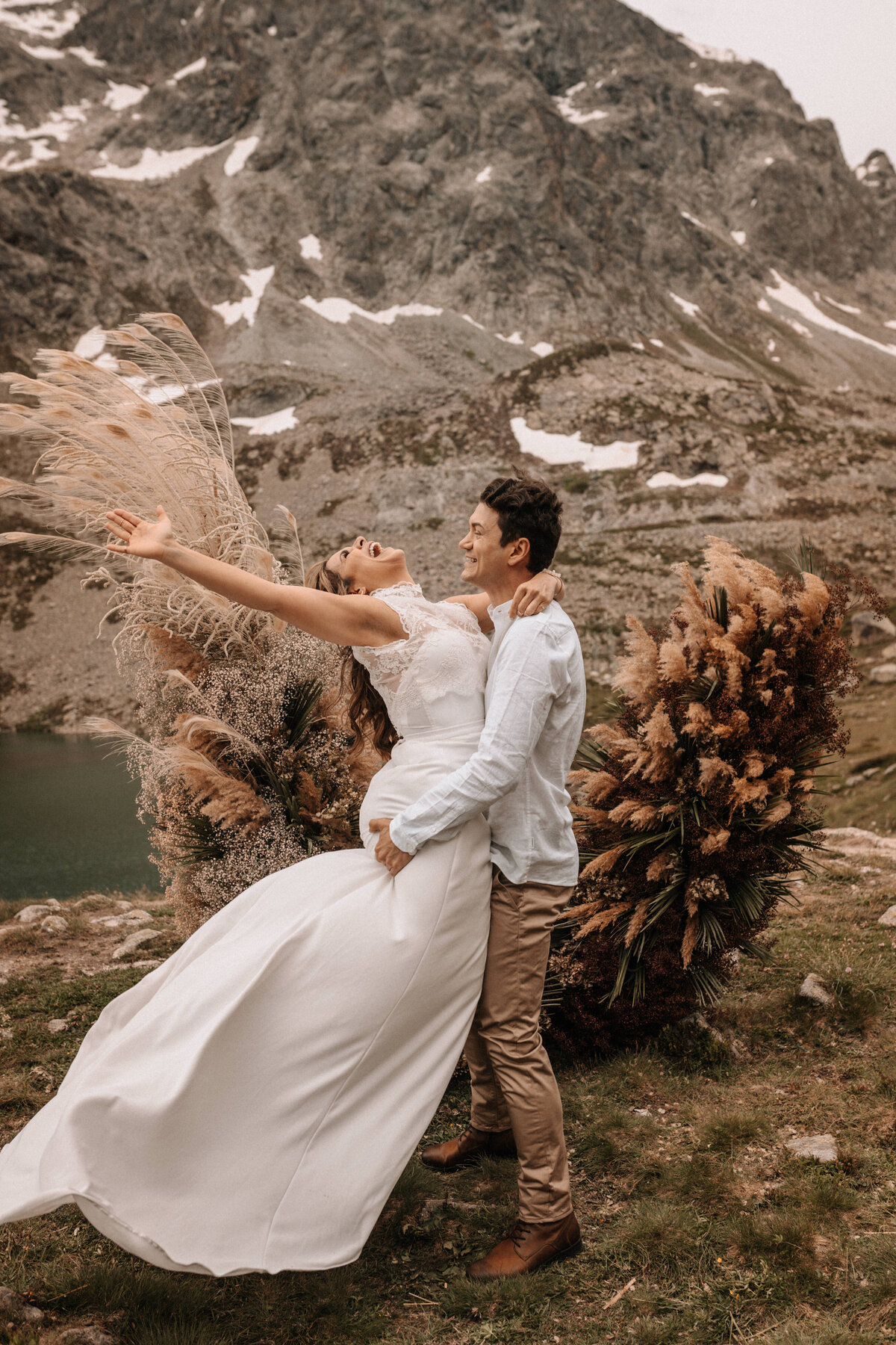Brautpaar vor einem Traubogen in den Schweizer Alpen