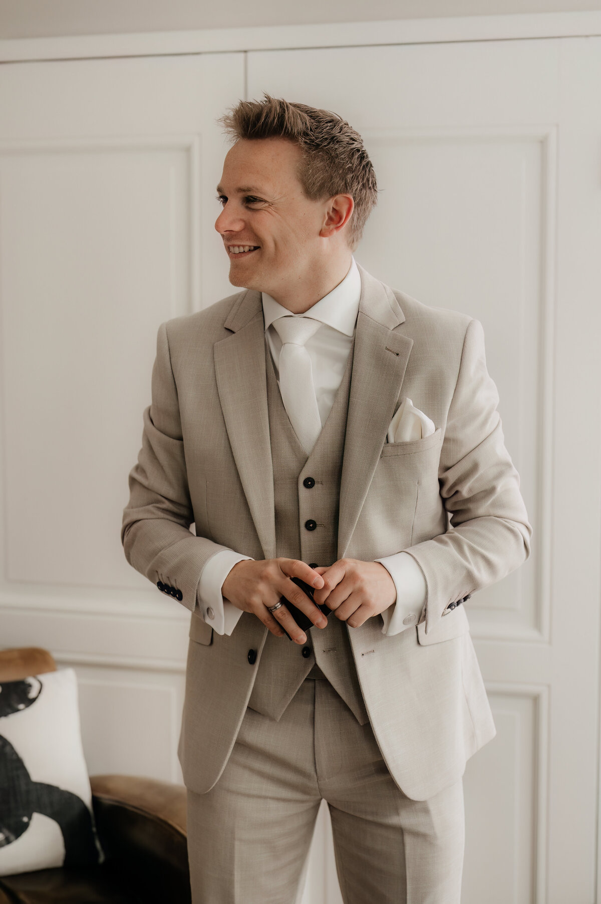 Pure Liefde Fotografie - Jesse & Lotte - Getting ready Jesse-24