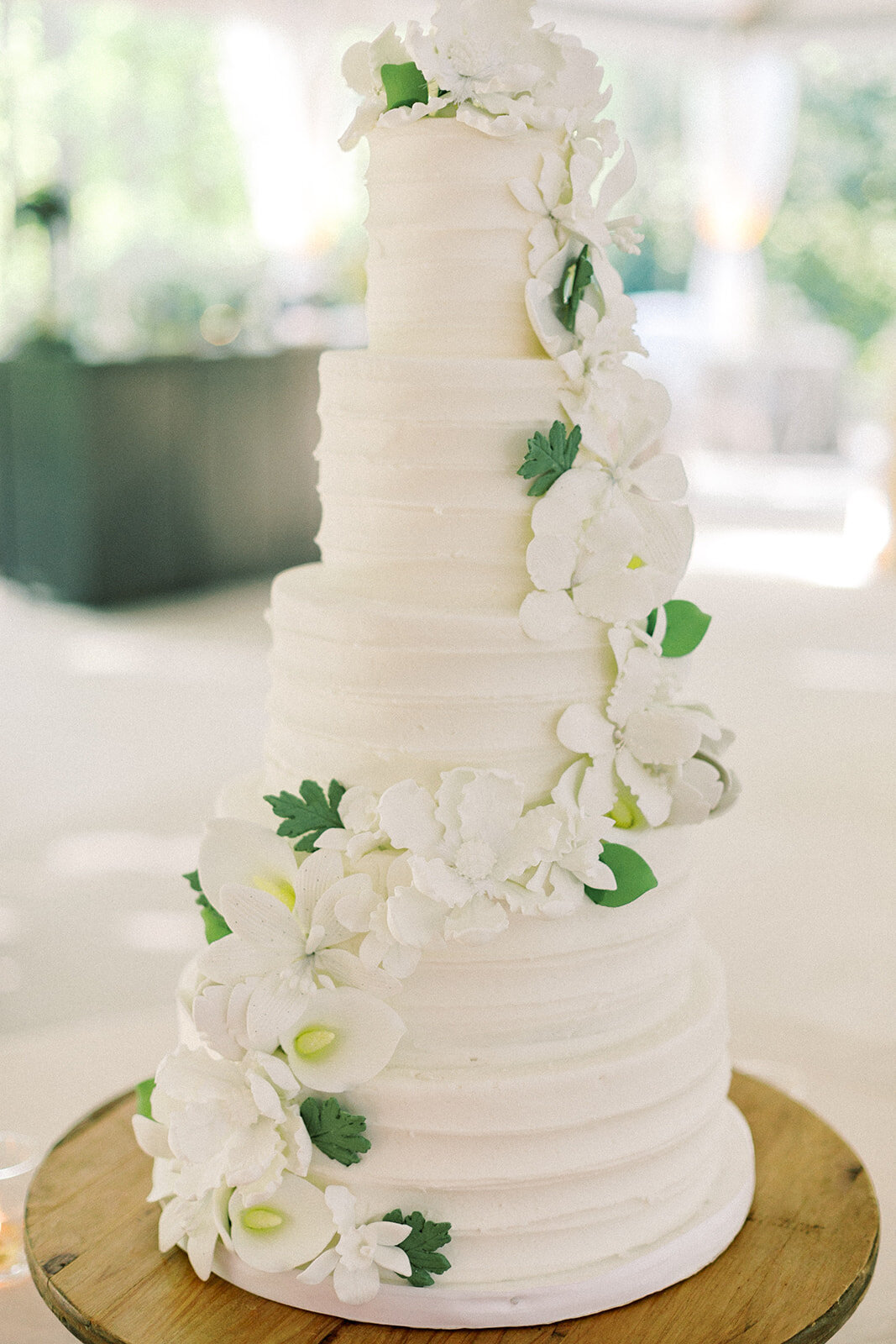 wedding-cake-white-sugar-flowers