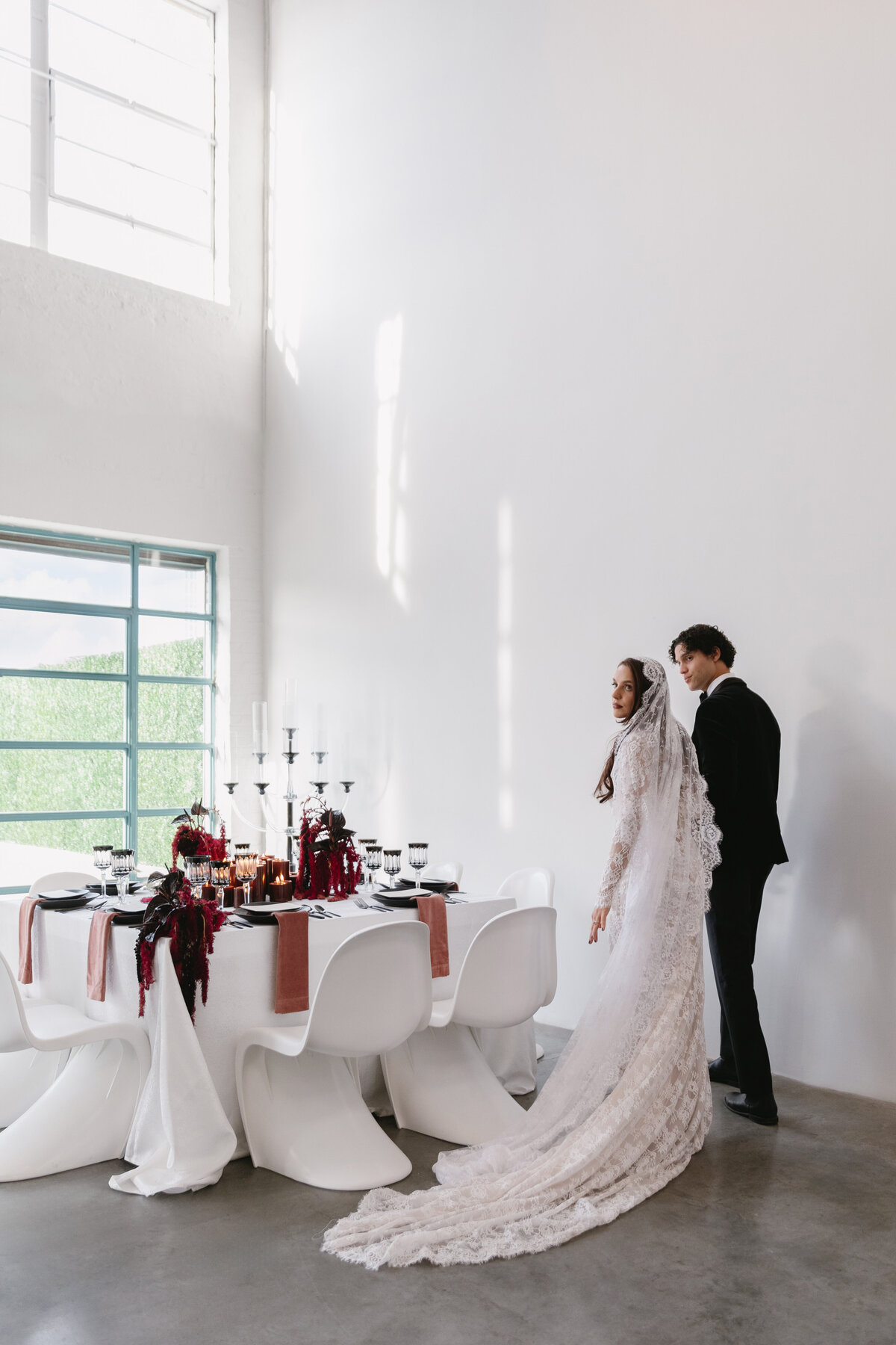 meredith-michel-editorial-wedding-modern-table-design