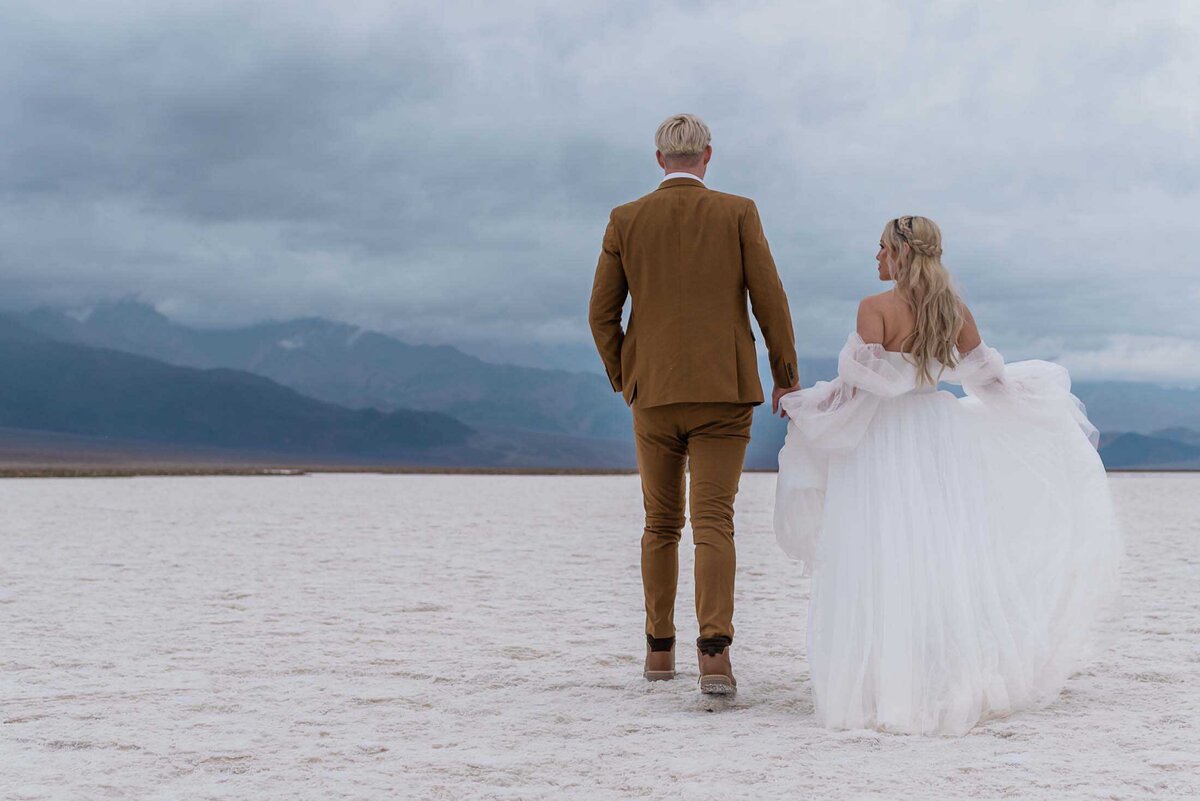 where-to-elope-with-no-crowds-in-death-valley-desert-elopement-Soul-and-Sky-Weddings