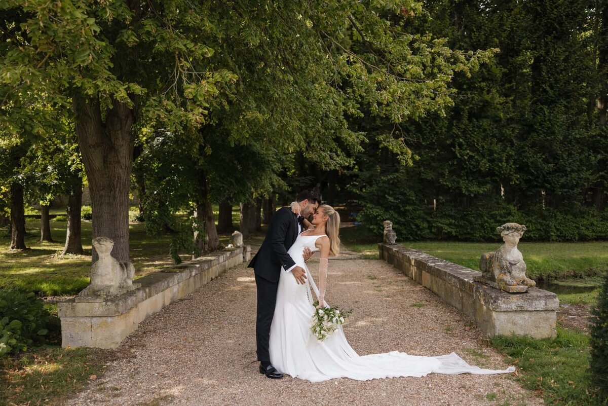 white luxury romance at chateau de Villette for Hannah & dylan Barbour wedding in Paris - Floarl designer Veronique lORRE17