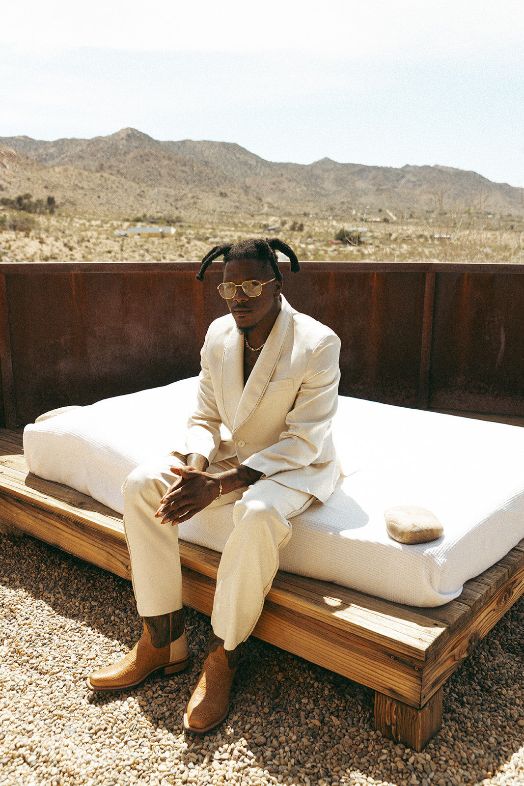Faye-Fern-Creative-GoldenVibesPhoto-Sacred-Sands-Joshua-Tree-Wedding-Richie-James-Clara-Critchfield-Getting-Ready-02