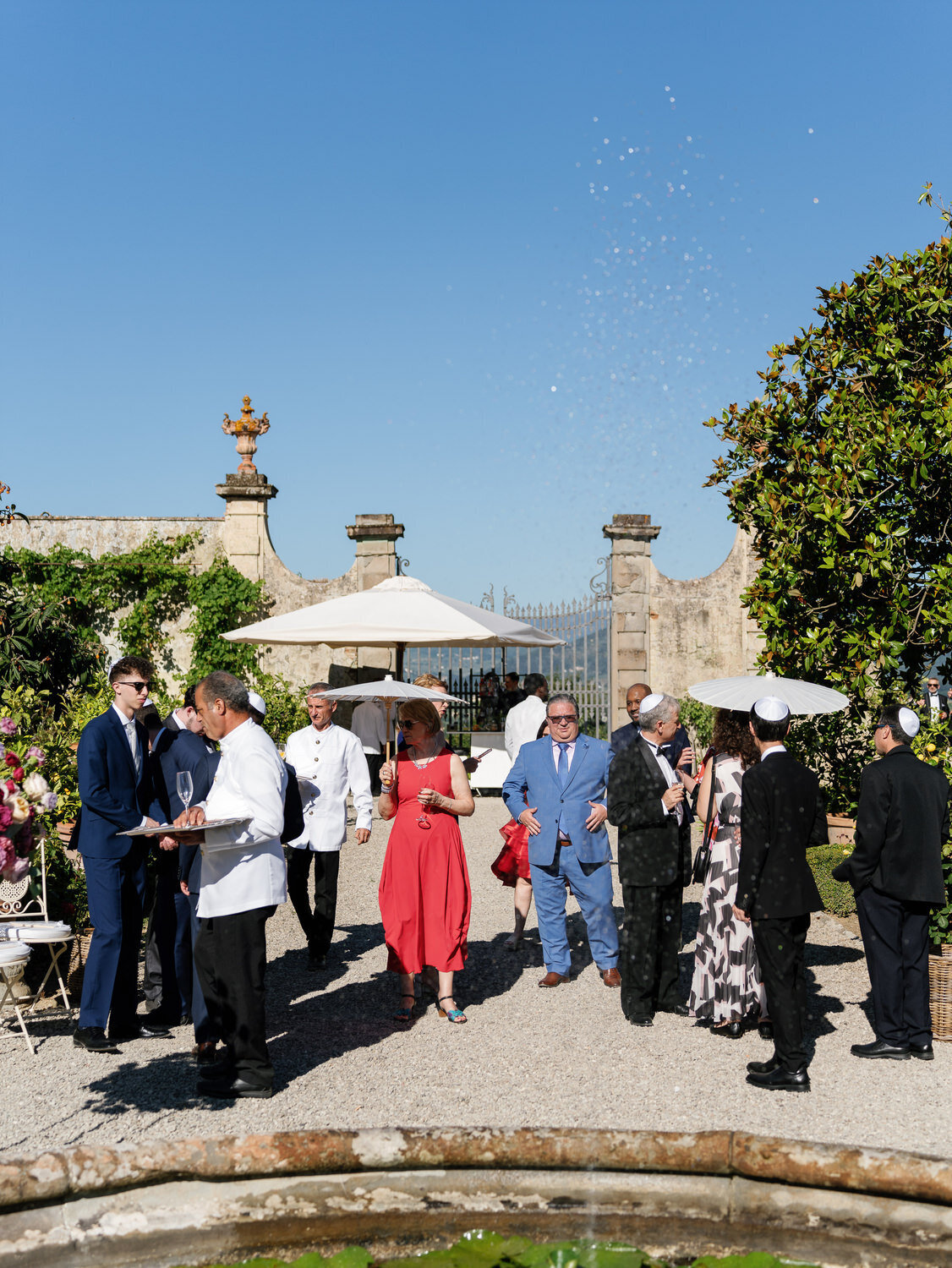 058-Wedding-Guests-Italy