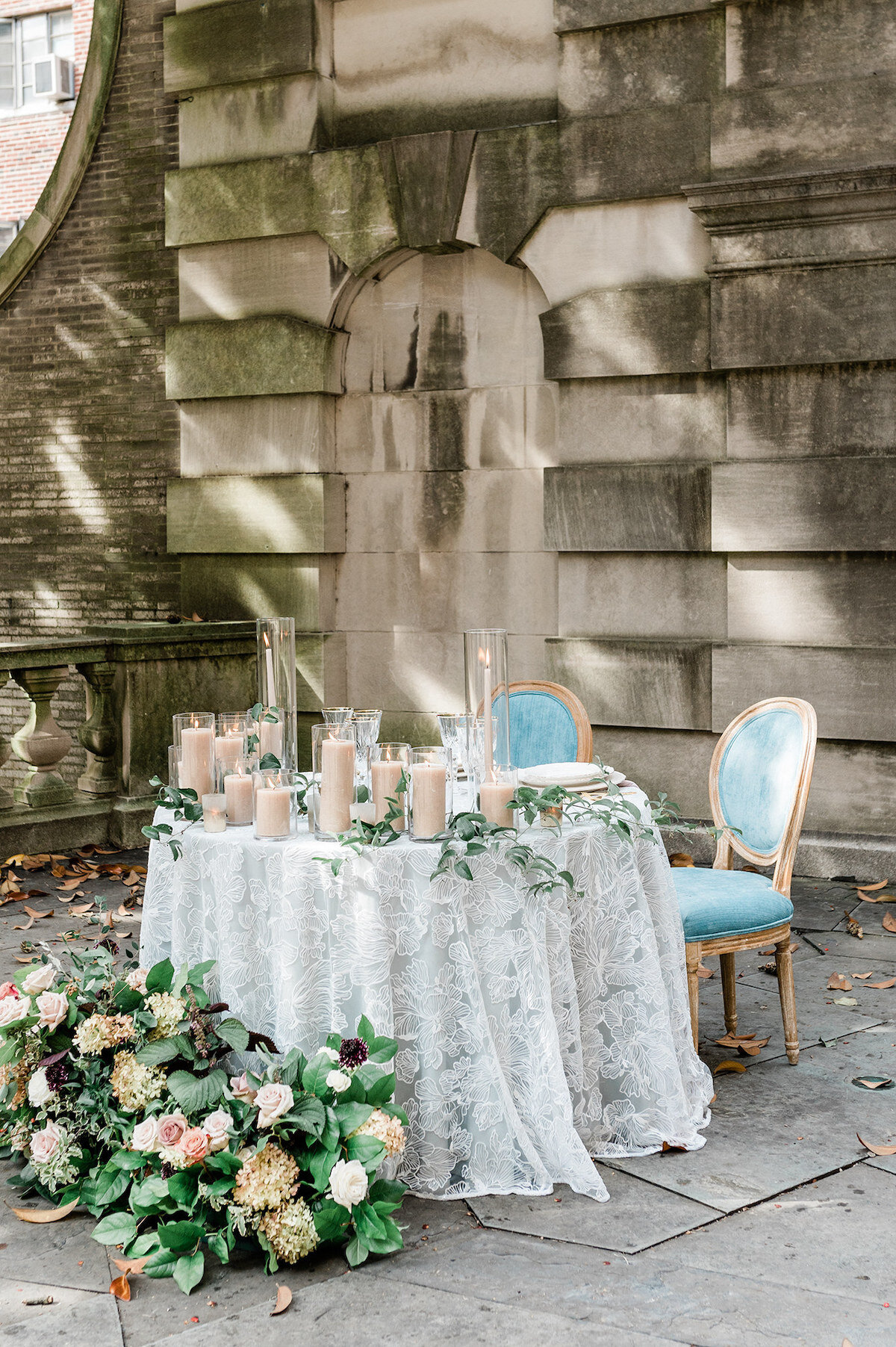 From grand celebrations to quiet exchanges, our luxury wedding photography in DC portrays the genuine beauty of your love story. Our fine art lens turns fleeting moments into everlasting art, against the backdrop of The Larz Anderson House's opulence.