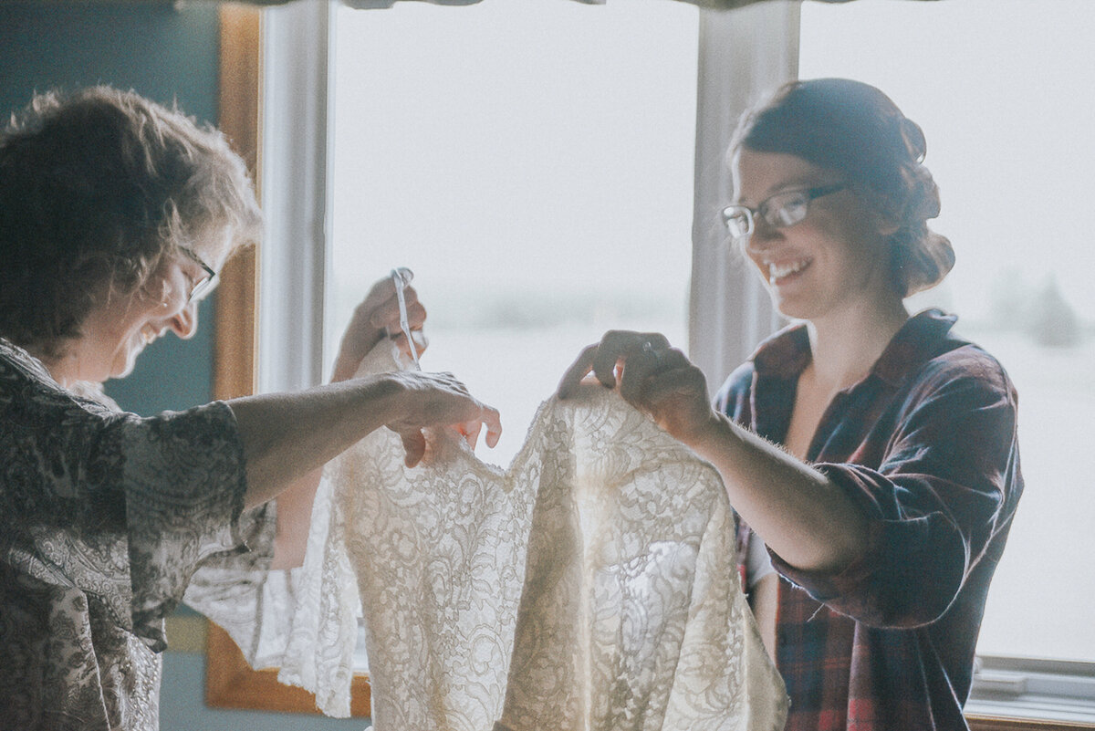 wedding getting ready | Iowa wedding photographer | Iowa Photographer | Playlife | Cedar Rapids | Iowa City | Kalona | Alaynna Ann Schwartz-15