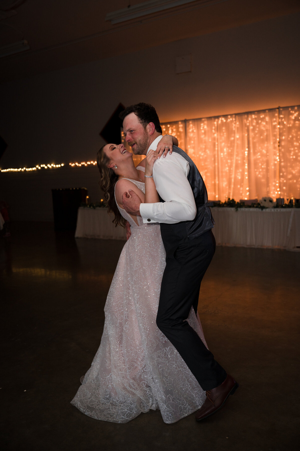 wedding couple dancing and enjoying their reception