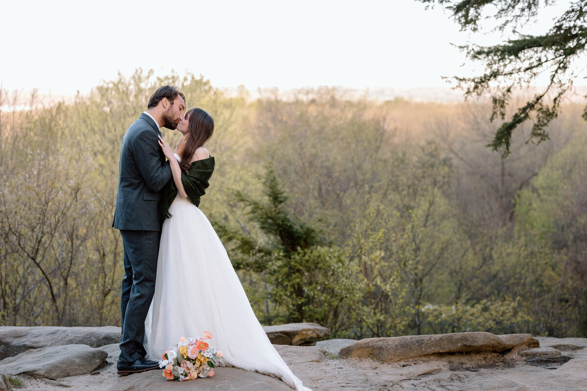 Couple kissing at the overlook at Ledges trail