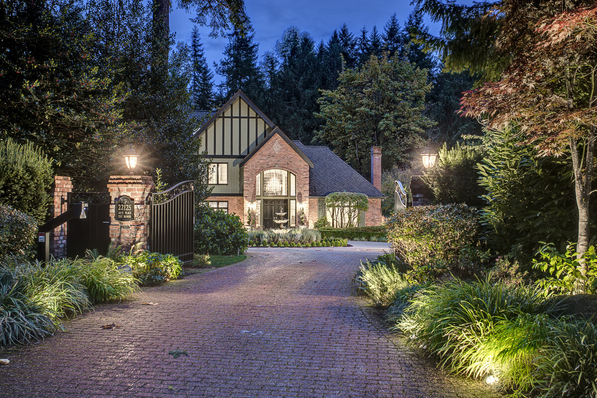 2 Twilght Photo of Luxury home in Lake of the Woods