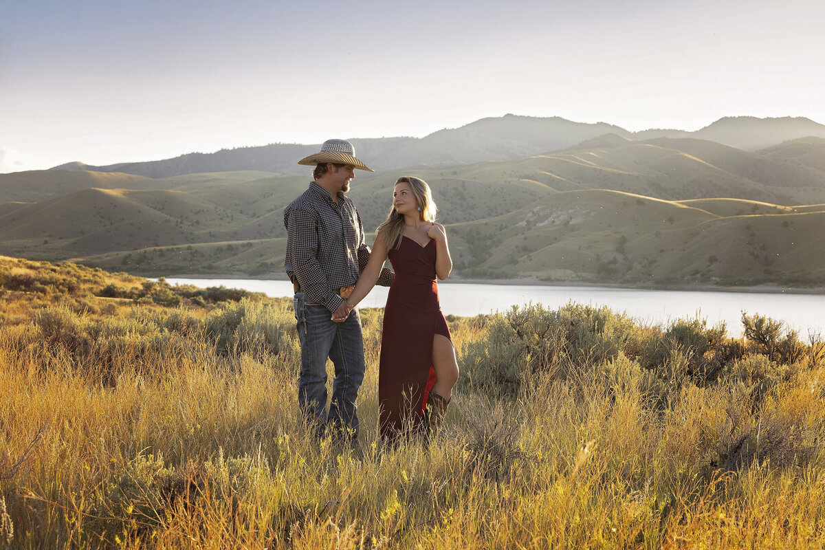 Shanna-Mae-Photography-Montana-Photographer-Engagement-Couples-Classy-Western-Mountains-Sunset-Ennis-Bozeman-004