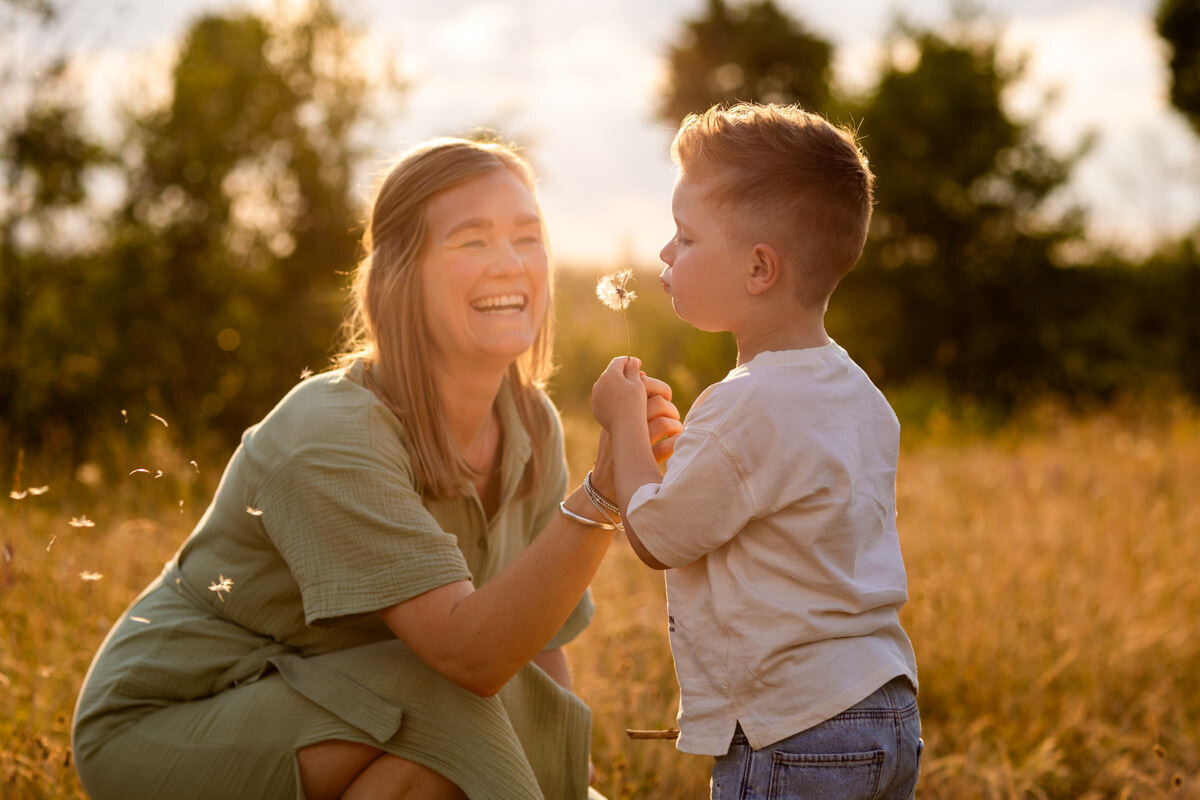gezinsfoto golden hour moeder met zoon