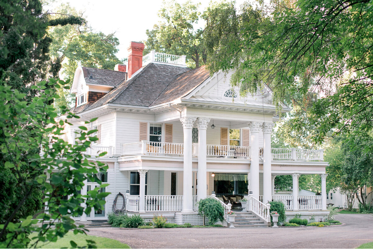 The Norland Historic Estate, a classic vintage wedding venue in Lethbridge, AB, featured on the Brontë Bride Vendor Guide.