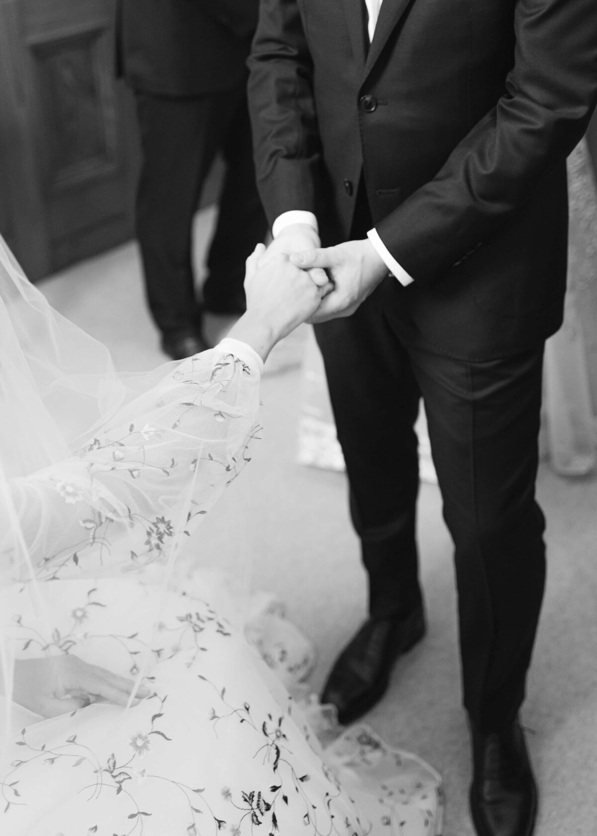 chloe-winstanley-weddings-jewish-ceremony-bedeken-hands