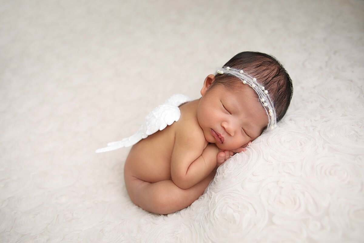 newborn girl with angle wings