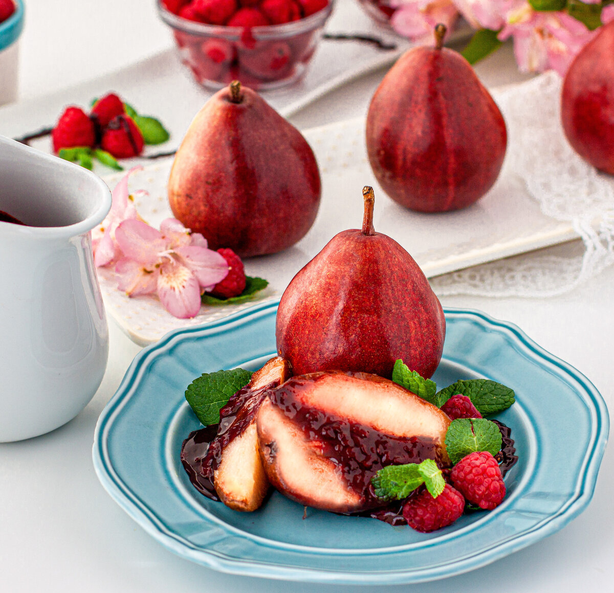 foodphotography_bakedpears_chocolaterasberrysauce-