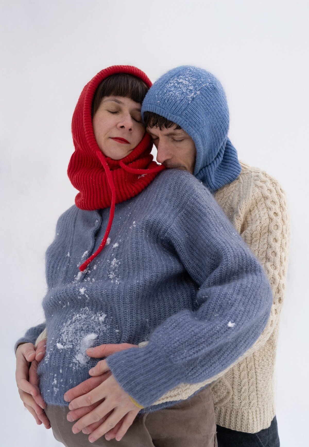 Winter maternity photo of a couple in Old Montreal