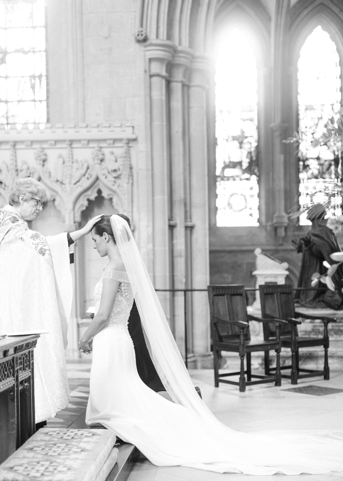 chloe-winstanley-weddings-emma-beaumont-southwell-minster-blessing