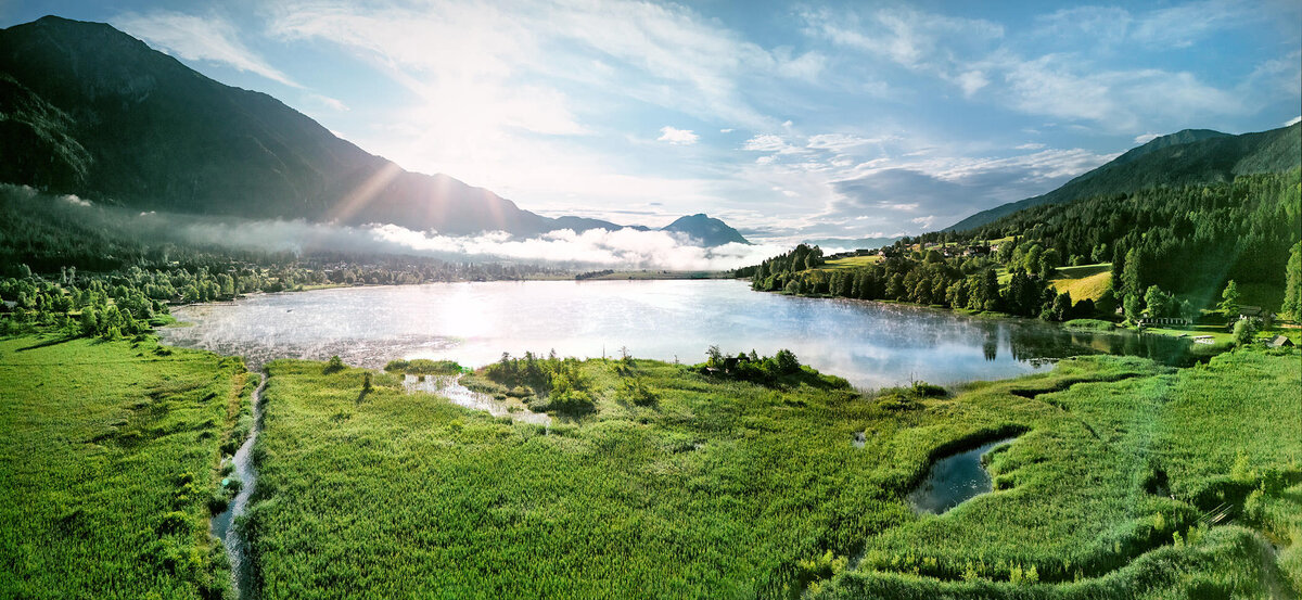 Frühe Lichtstimmung am Pressegger See mit Nebel und Sonne – eindrucksvolle Naturkulisse in Kärnten, professionell fotografiert von Atelier Schulte – Spezialist für stimmungsvolle Alpen- und Seenlandschaften.