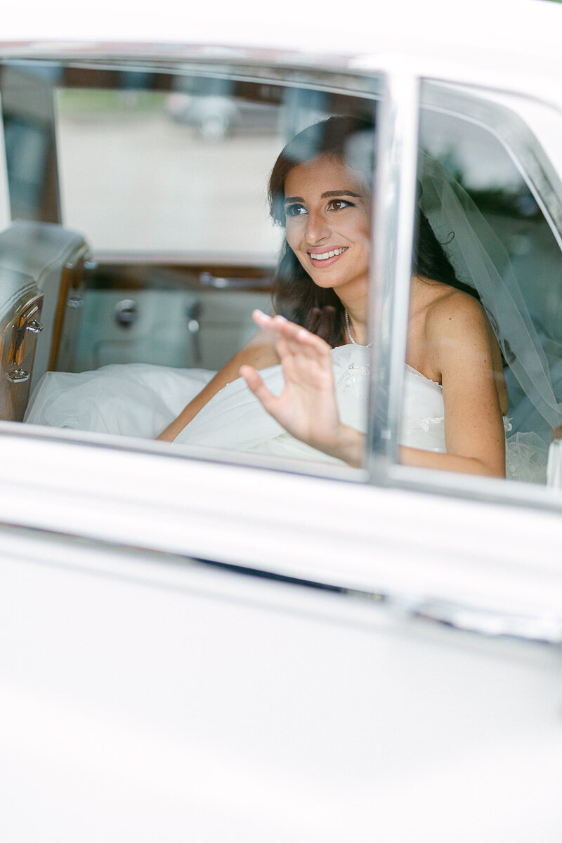 Portrait de la mariée dans sa voiture antique, prête à partir pour la cérémonie de mariage à Montréal.