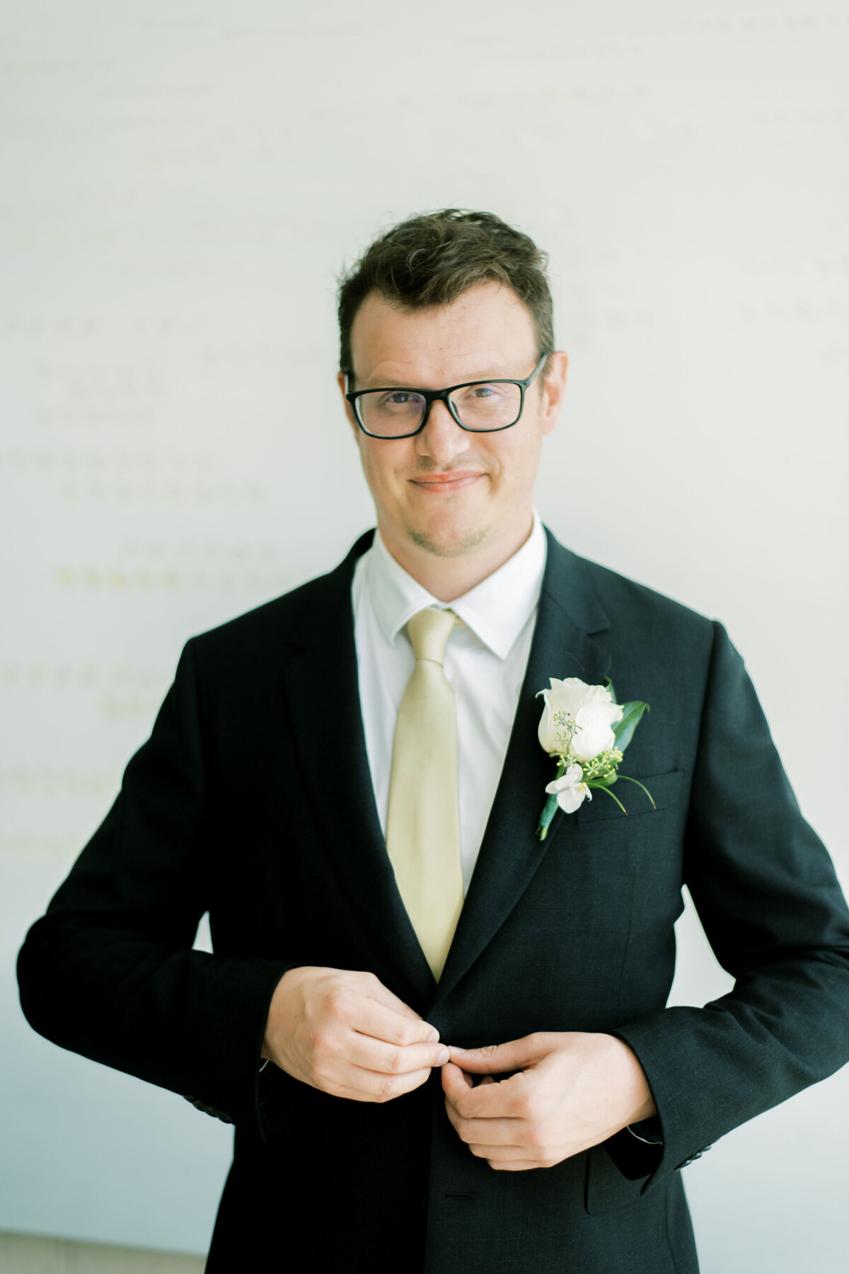 Groom gets dressed in Pearle hotel