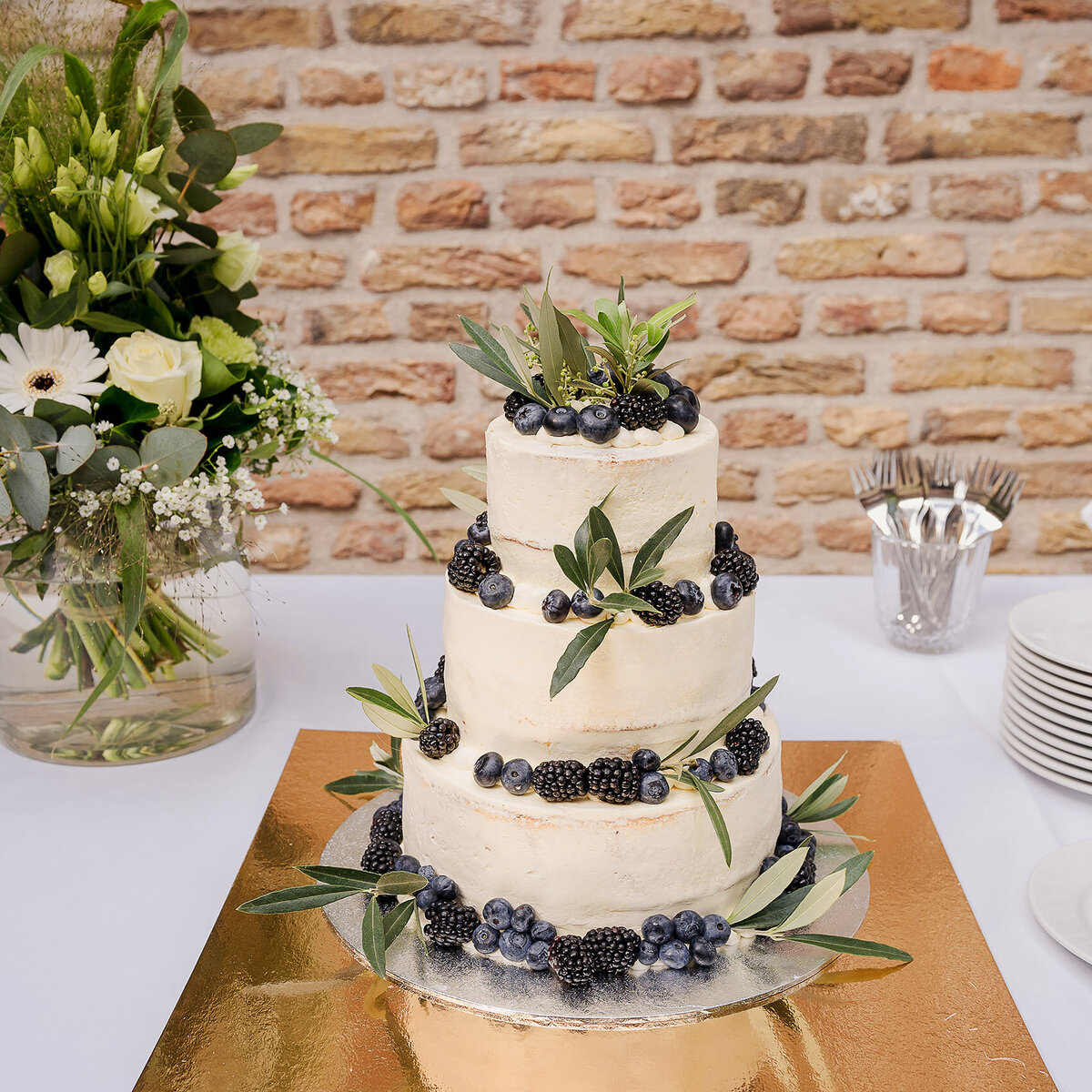 Bruidstaart van Berg's Bakery met verse bessen.