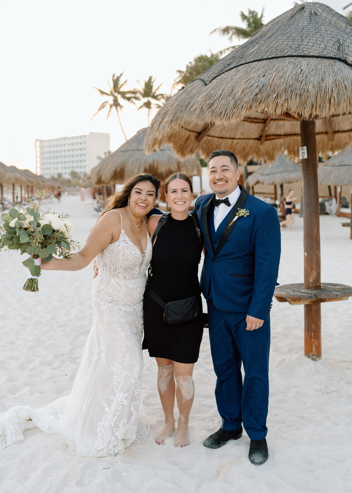 Sandy photographer with couple on cancun beach