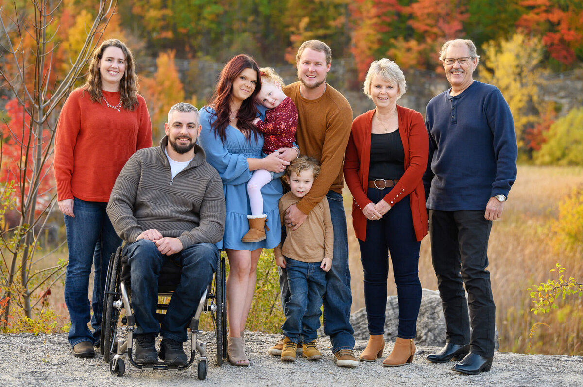 8 people for their extended family fall photos in Burlington, ON