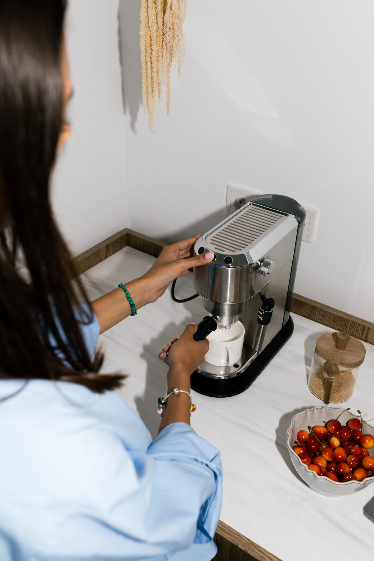 kaboompics_making-coffee-with-espresso-machine-flash-photography-aesthetic-39791