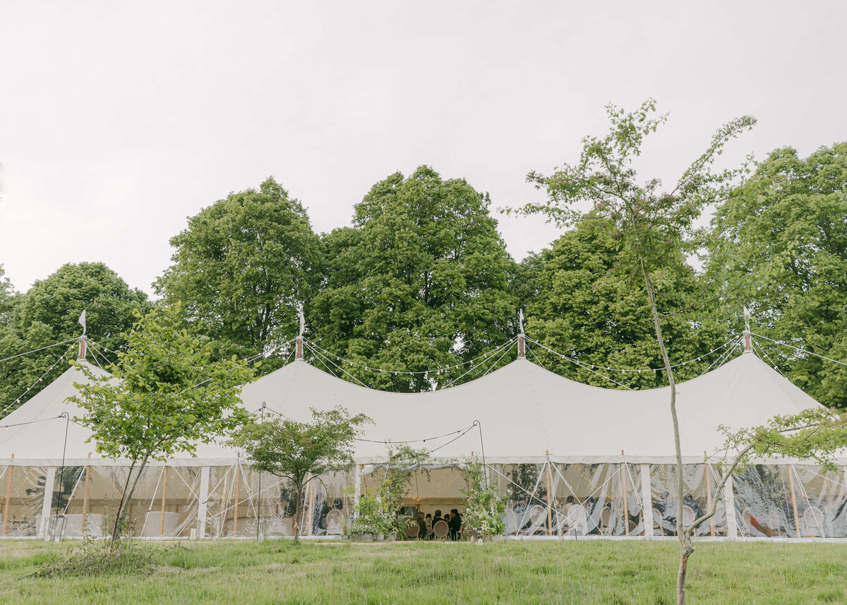 chloe-winstanley-weddings-cotswolds-cornwell-manor-sperry-sailcloth-tent